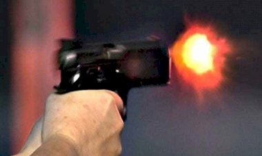 எஸ்.பி யின் வாகனத்தை வழிமறித்த இருவர் மீது துப்பாக்கிச் சூடு - KinniyaNews.com