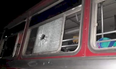 வாக்களிப்பதற்காக பயணித்த பஸ் மீது தாக்குதல் - KinniyaNews