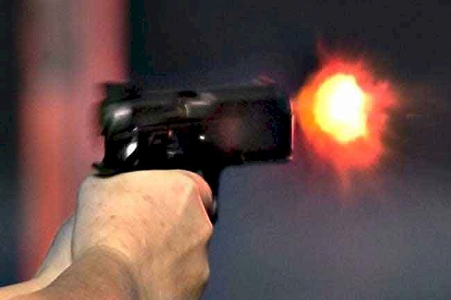 எஸ்.பி யின் வாகனத்தை வழிமறித்த இருவர் மீது துப்பாக்கிச் சூடு - KinniyaNews.com